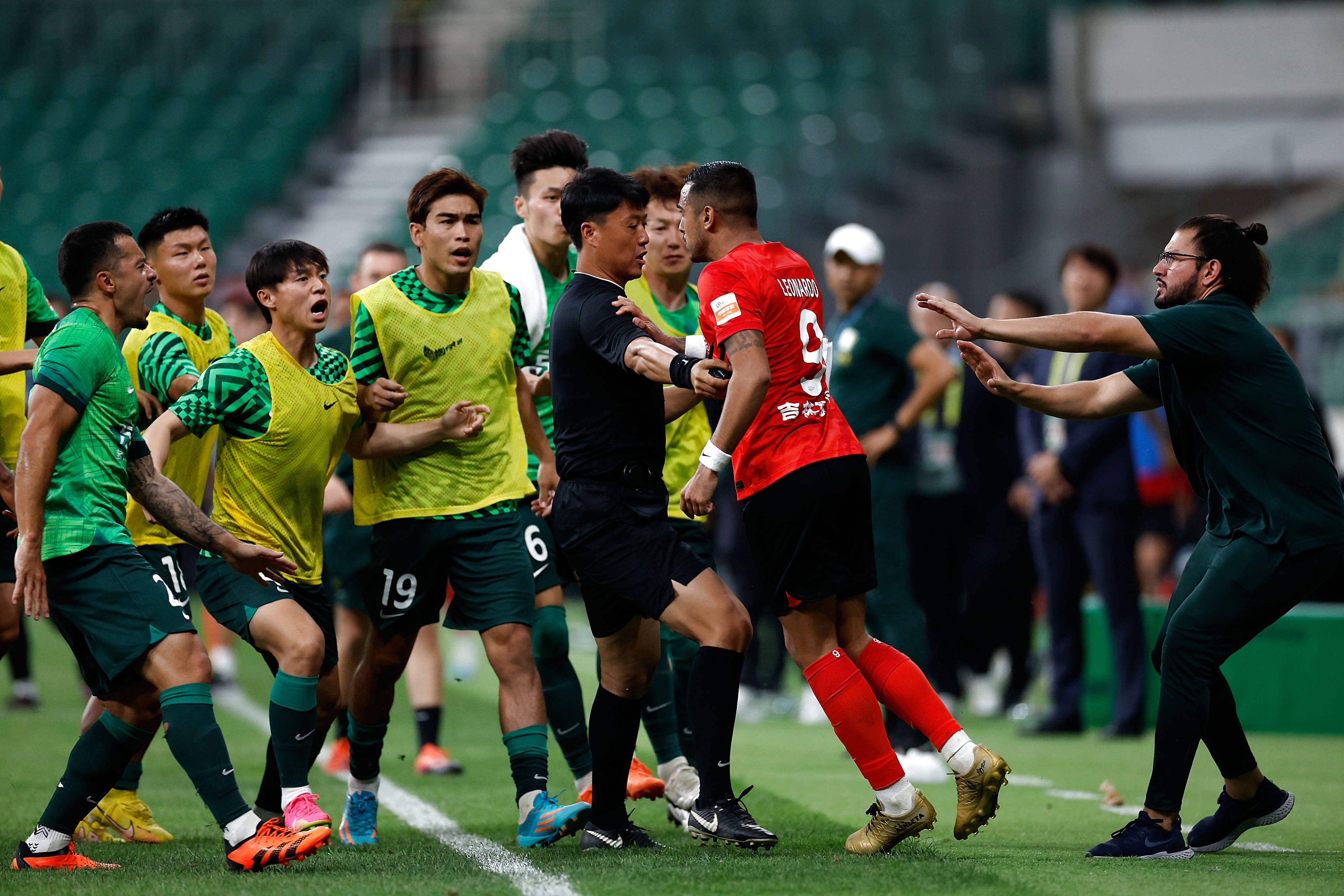 19岁的迪奥曼德与葡萄牙体育的合同持续至2027年6月30日，目前的德转身价估值2500万欧，本赛季各项赛事16场2球1助攻。